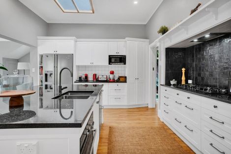 Photo of property in 18 Ridge Lane, New Plymouth, 4310