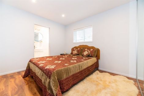 Photo of property in 92 Lake Panorama Drive, Henderson Valley, Auckland, 0612