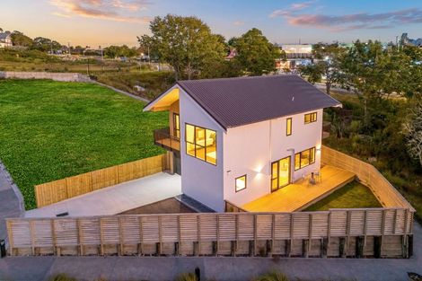 Photo of property in 26 Curtiss Circle, Hobsonville, 0618