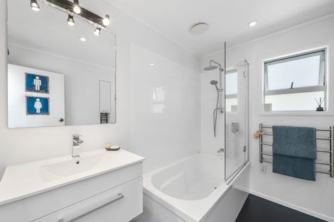 Photo of property in 2b Cherry Grove, Strathmore Park, Wellington, 6022