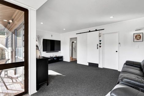 Photo of property in 92 Heta Road, Highlands Park, New Plymouth, 4312