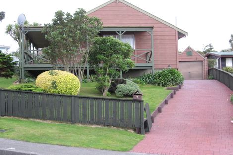 Photo of property in 7 Cheltenham Terrace, Newlands, Wellington, 6037