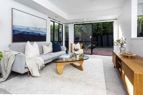 Photo of property in 2/17 Greenvalley Rise, Glenfield, Auckland, 0629