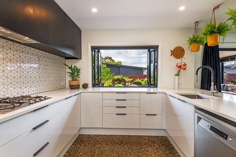 Photo of property in 6 Stratford Court, Fitzherbert, Palmerston North, 4410