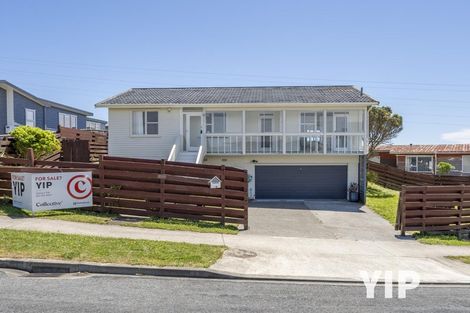 Photo of property in 10 Edgecombe Street, Newlands, Wellington, 6037