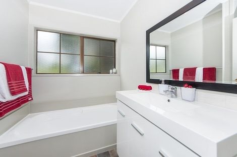 Photo of property in 33 Mcquarrie Avenue, Wattle Downs, Auckland, 2103