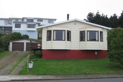 Photo of property in 15 Ladbrooke Drive, Newlands, Wellington, 6037