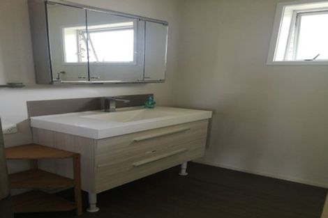 Photo of property in 2/4 Mahuta Grove, Northcote, Auckland, 0627