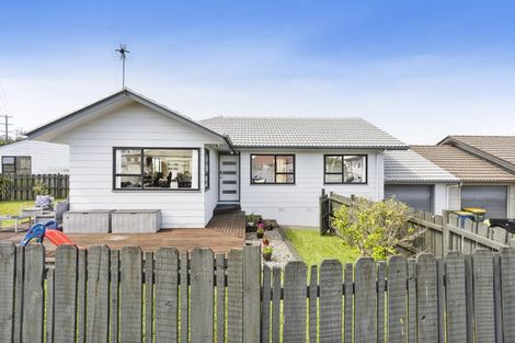 Photo of property in 2/16 Cabello Place, Unsworth Heights, Auckland, 0632