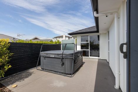 Photo of property in 1 Oakmont Crescent, Waiwhakaiho, New Plymouth, 4312