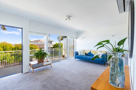 Photo of property in 2/18 Westwell Road, Belmont, Auckland, 0622