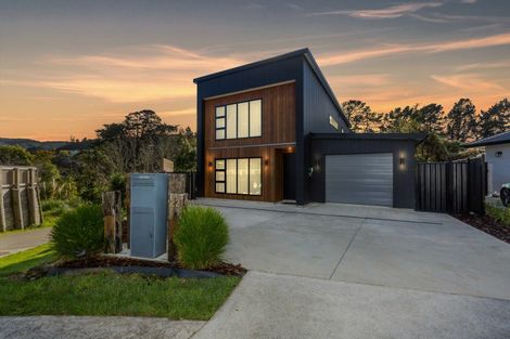 Photo of property in 22 Rewarewa Way, Timberlea, Upper Hutt, 5018