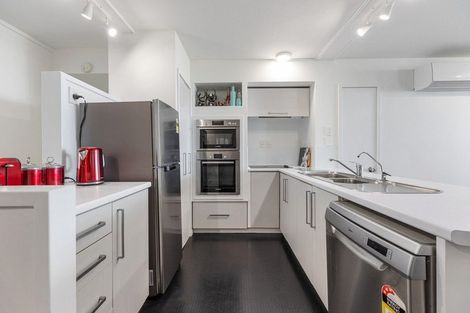 Photo of property in 4/10 Marine Parade, Mount Maunganui, 3116