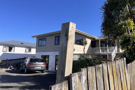 Photo of property in 1 Loughanure Place, Massey, Auckland, 0614