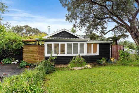 Photo of property in 1/20 Harrybrook Road, Green Bay, Auckland, 0604
