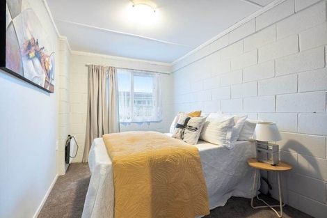 Photo of property in 2/90 Te Atatu Road, Te Atatu South, Auckland, 0610