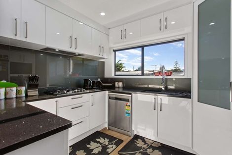 Photo of property in 2/33 Sea Vista Avenue, Beach Haven, Auckland, 0626