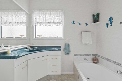 Photo of property in 5c Lindaver Grove, Merrilands, New Plymouth, 4312