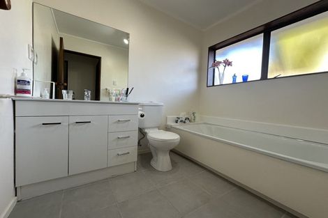 Photo of property in 32 Borrowdace Avenue, Botany Downs, Auckland, 2010