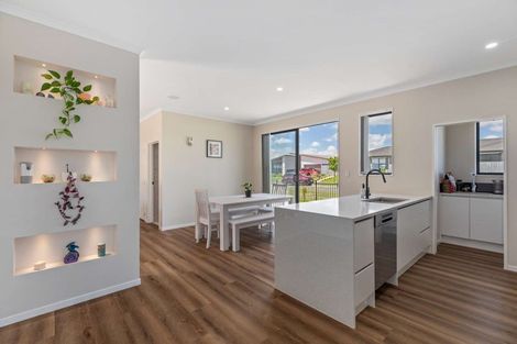 Photo of property in 2 Poutawa Lane, Clarks Beach, 2122