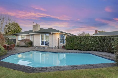 Photo of property in 17 Ilfracombe Place, Burnside, Christchurch, 8053