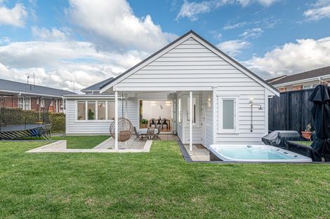 Photo of property in 36 Old Lake Road, Narrow Neck, Auckland, 0624