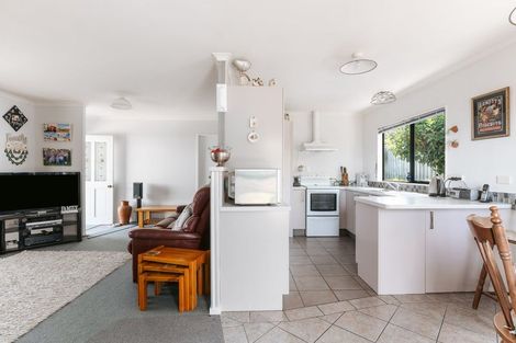 Photo of property in 16 Margaret Drive, Omokoroa, 3114