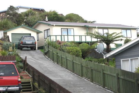Photo of property in 19 Cheltenham Terrace, Newlands, Wellington, 6037