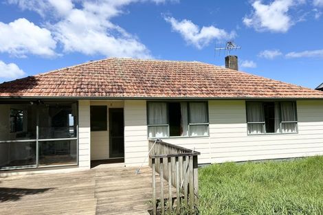 Photo of property in 22 Clairville Crescent, Wai O Taiki Bay, Auckland, 1072
