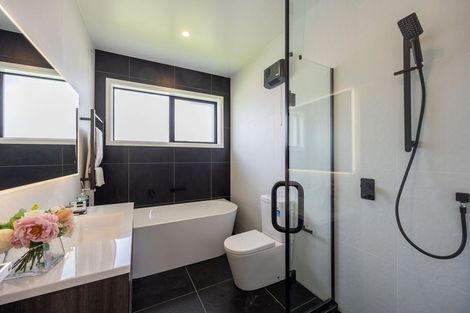 Photo of property in 14 Madden Avenue, Kumeu, 0810