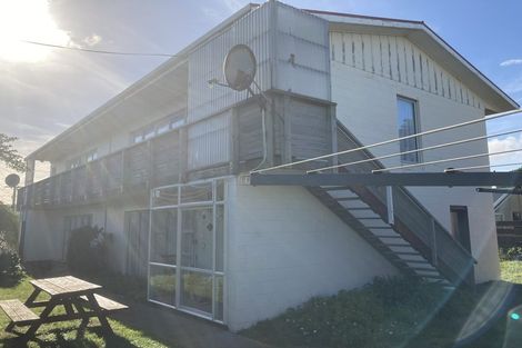 Photo of property in 2/105 Apu Crescent, Lyall Bay, Wellington, 6022