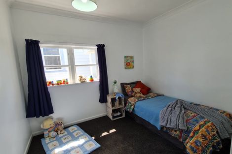 Photo of property in 87 Northland Road, Northland, Wellington, 6012