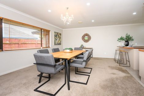 Photo of property in 6 Ron Place, Fitzherbert, Palmerston North, 4410