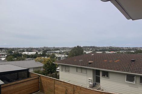 Photo of property in 261 Wairau Road, Totara Vale, Auckland, 0627