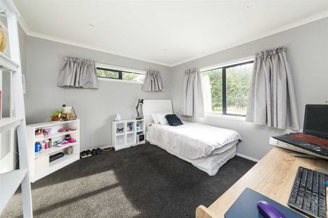 Photo of property in 32 Tokomaru Road East, Tokomaru, Palmerston North, 4474