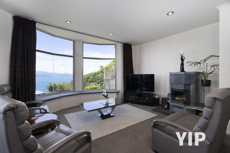 Photo of property in 14 Dress Circle, Newlands, Wellington, 6037