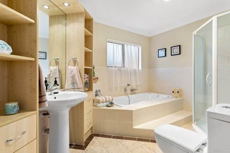 Photo of property in 18 Maidstone Place, Oteha, Auckland, 0632