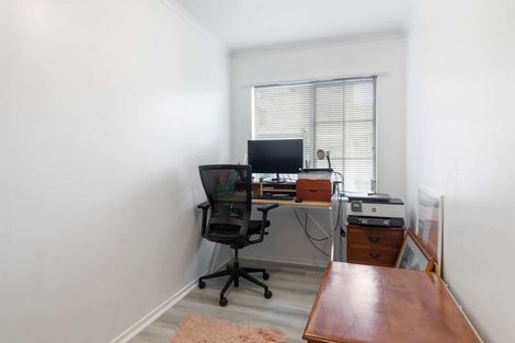 Photo of property in 5 Rosebank Avenue, Kelvin Grove, Palmerston North, 4414