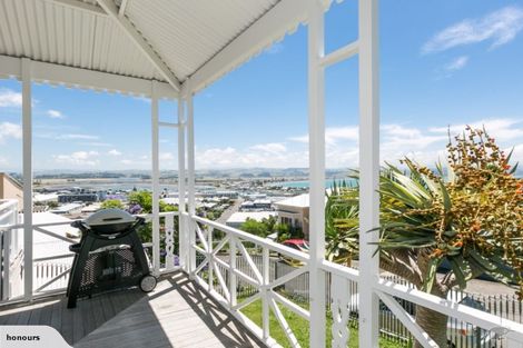 Photo of property in 2 Denholm Road, Hospital Hill, Napier, 4110
