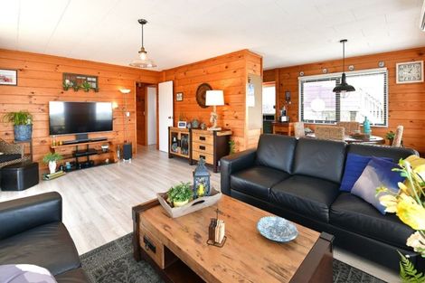 Photo of property in 5 Kaipara Crescent, Helensville, 0800