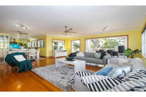 Photo of property in 24 Howard Road, Northcote, Auckland, 0627