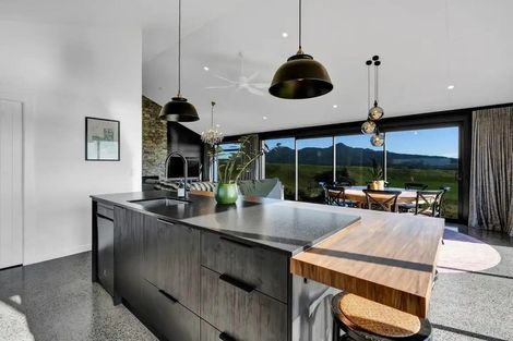 Photo of property in 7 Te Ara Karoiroa Road, Hurford, New Plymouth, 4374