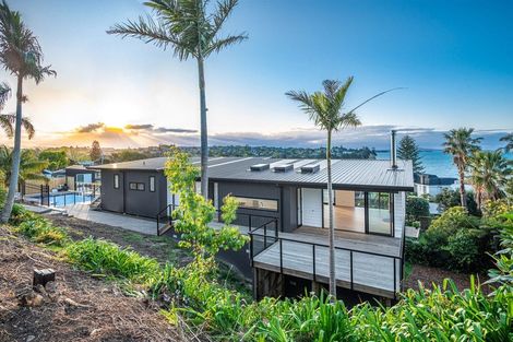 Photo of property in 1 Rangitoto View Road, Cockle Bay, Auckland, 2014