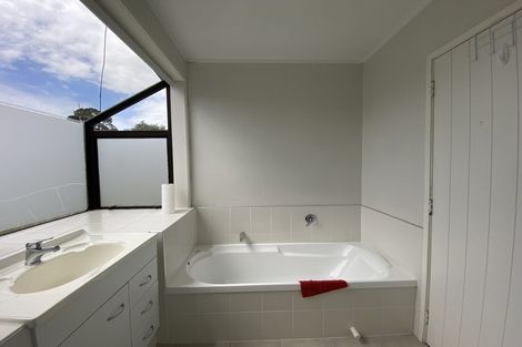 Photo of property in 33 Reelick Avenue, Pakuranga Heights, Auckland, 2010