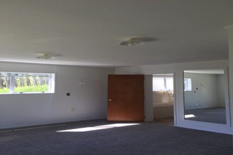 Photo of property in 303 Glenfield Road, Glenfield, Auckland, 0629