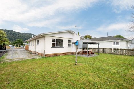 Photo of property in 121 Fairfax Street, Murchison, 7007