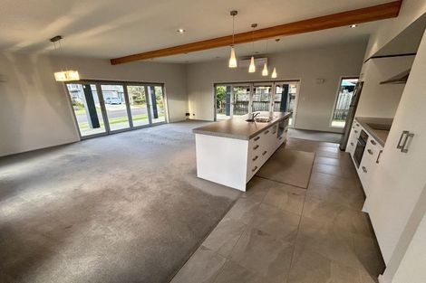 Photo of property in 10 Paradise Point Place, One Tree Point, 0118