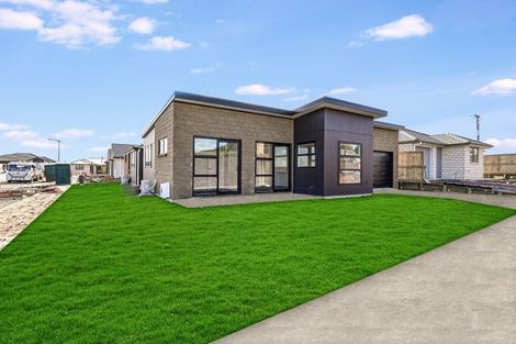 Photo of property in 73 Waruhia Crescent, Rototuna North, 3281