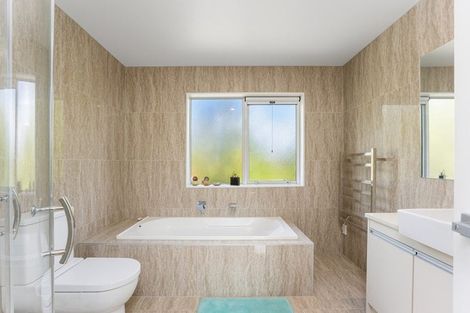 Photo of property in 1b Harrowglen Drive, Northcross, Auckland, 0632