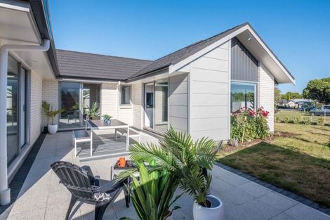 Photo of property in 2 Albizia Grove, Waikanae, 5036